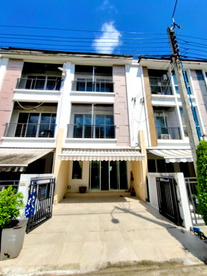 Townhouses for rent วิทยาลัยดุสิตธานี : For Rent: Baan Klang Muang S-SENSE Srinakarin, 3 Bedrooms, Near Seacon, Paradise, Yellow Line BTS