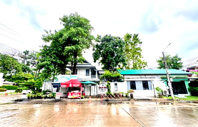 Houses for sale : Corner Plot with 10 Parking Space!! 94.9 Sq.wah Commercial Building for SALE at Noble Wana Watcharaphol Across 7-Eleven on Soi Ruam Mid Phatthana Road 