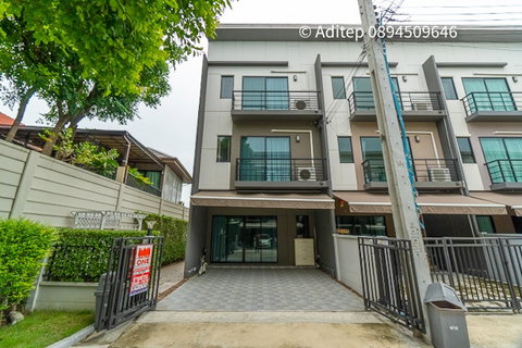 Townhome for sale, 3 floors, Baan Klang Muang, Ram Intra-Watcharapol, 28 sq m, 3 bedrooms, 3 bathrooms