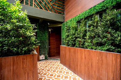 เช่าทาวน์โฮม วัน แบงค็อก   : LTHC11065– Townhouse in Sukhumvit Soi 11  FOR RENT 8 beds 3 baths  size 124 Sq.m. Near BTS Nana ONLY 135K/Month