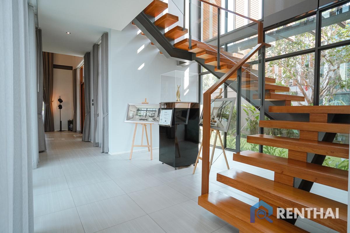 รูป บ้านหรูสไตล์โมเดิร์นบนเนินเขาในพัทยา วิวสวยที่สุด - รูปที่ 13/25