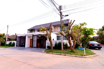 ขายบ้านเดี่ยว : ขายบ้านเดี่ยว2ชั้นพร้อมเฟอร์ฯบ้านพร้อมเข้าอยู่  ใกล้เมือง , ใกล้เซ็นทรัลแอร์พอต , สนามบิน , ใกล้โรงเรียนนานาชาติ เดินทางสะดวกมาก