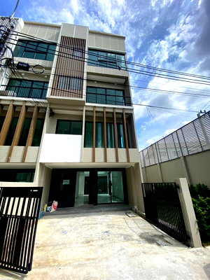 Home office for sale Bangkok : Selling  The Blisz Sathorn-Charan 35, townhome, 3.5 FL, 3 minutes to MRT Fai Chai , 7 minutes to Siriraj, 37.10 square wah, 10.99 MB.