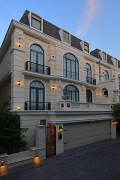 LTH11127-Luxury House FOR SALE 49.9 sqw. 500 sqm. 4 beds 5 baths Near BTS Ekkamai Station ONLY 70 MB.