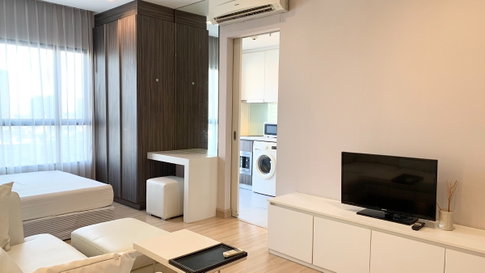 Urbano Absolute | ให้เช่าห้องสตูดิโอ พร้อมที่จอดรถ สภาพดี ตกแต่งเรียบร้อย วิวแม่น้ำ ราคาดี