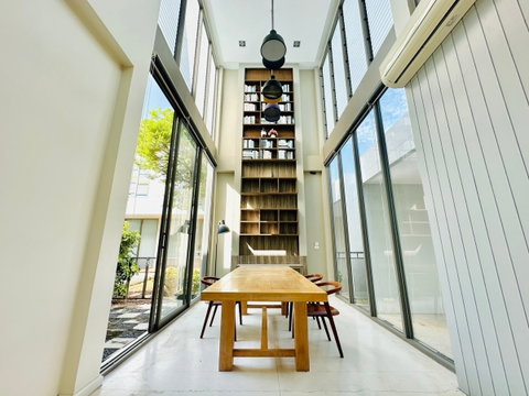 For Sale : บ้านเดี่ยวติดทะเลชลบุรี : หมู่บ้านคาซาลูน่า - สัมผัสทะเลเพียงก้าวเดียว (บางแสน บางพระ)