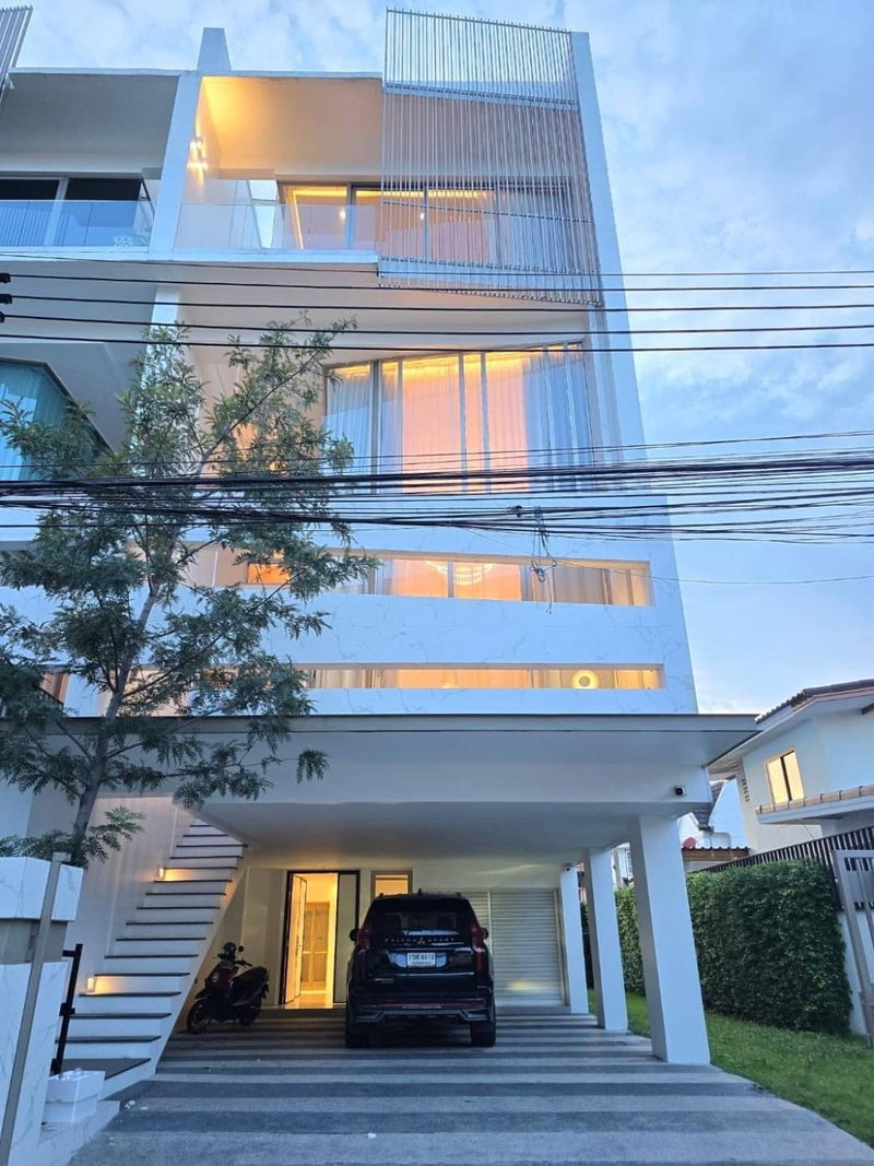 Home office for rent : For rent 🔥🔥 4-storey office, LUXE 35 project, 400 sq m., parking for 4 cars ✅ Near the BTS Yellow Line, Phawana Station