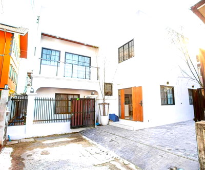 เช่าบ้านเดี่ยว ถนนรัชดาภิเษก : LTH11176–House FOR RENT at Luxury Detached 5 rooms 3 baths size 60 Sqw. Near MRT Huai Khwang Station ONLY 250K/Month