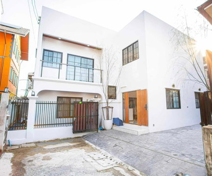 LTH11176–House FOR RENT at Luxury Detached 5 rooms 3 baths size 60 Sqw. Near MRT Huai Khwang Station ONLY 250K/Month