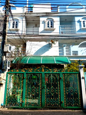 ทาวน์โฮม ถนนจันทน์ : ขายทาวน์เฮาส์ 3 ชั้น  ซอยจันทน์ 43 แยก 17 (ซอยวัดไผ่เงิน) สาทร เนื้อที่ 34.6 ตารางวา 4 ห้องนอน 5.ห้องน้ำ  ต่อเติมเต็มพื้นที่  ขายราคา 12 ลบ.*