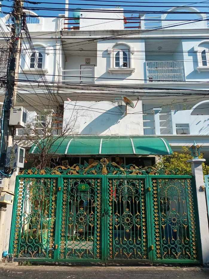 รูป ขายทาวน์เฮาส์ 3 ชั้น  ซอยจันทน์ 43 แยก 17 (ซอยวัดไผ่เงิน) สาทร เนื้อที่ 34.6 ตารางวา 4 ห้องนอน 5.ห้องน้ำ  ต่อเติมเต็มพื้นที่  ขายราคา 12 ลบ.* - รูปที่ 1/10