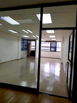 Office for rent : Office space for rent, Charn Issara Building 1, CHARN ISSARA TOWER 1, 5th floor, area 60 square meters, rental fee 39,000 baht*/month 