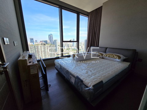 1 Bed 1 Bath with Bathtub Nice Room Luxury Condo Good Location MRT Phetchaburi 40 m @  The Esse at Singha Complex 