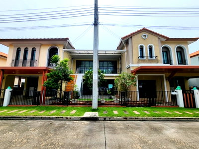 บ้านเดี่ยว โรงเรียนนวมินทราชินูทิศ เบญจมราชาลัย : บ้านเดี่ยว 2 หลัง ม. เดอะริคโค้ เรสซิเดนซ์ วงแหวนฯ-จตุโชติ  เป็นบ้านสองหลังต่อเติมเต็มพื้นที่เข้าหากัน มีเนื้อที่รวม 105 ตร.ว.  📣งบ 10.6 ล้าน