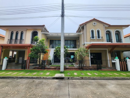 บ้านเดี่ยว 2 หลัง ม. เดอะริคโค้ เรสซิเดนซ์ วงแหวนฯ-จตุโชติ เป็นบ้านสองหลังต่อเติมเต็มพื้นที่เข้าหากัน มีเนื้อที่รวม 105 ตร.ว. 📣งบ 10.6 ล้าน