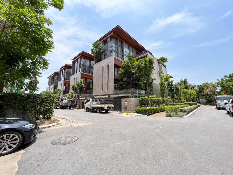 Houses for sale : For Sales Single House 4 Beds 5 Baths Gorgeous house in the heart of Bangkok Near MRT Lumpini 