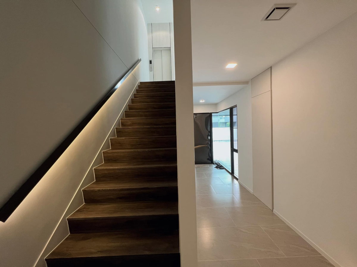 รูป ขายบ้านหรู 3 ชั้นในโครงการ Vive กรุงเทพกรีฑา 4 ห้องนอน พร้อมผู้เช่า - SW002000 - รูปที่ 32/34