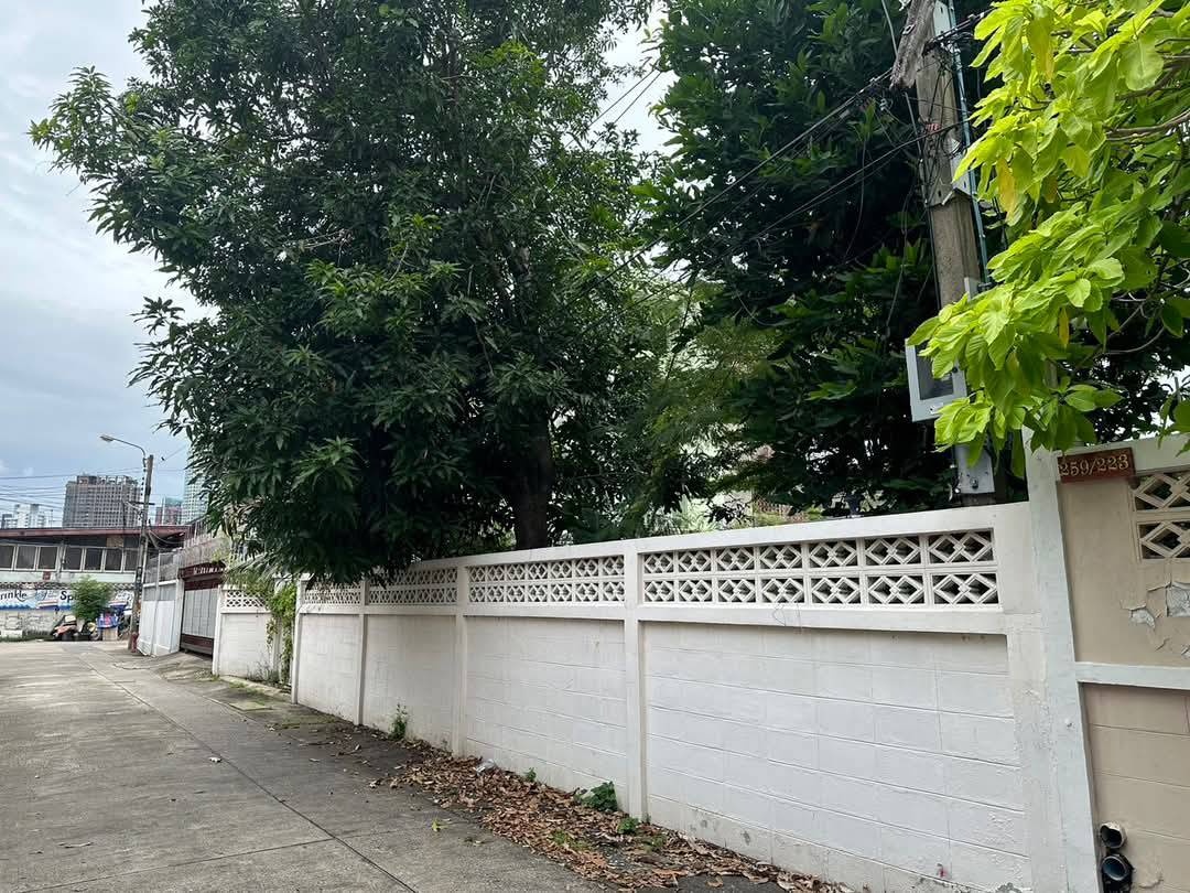 picture Sukhumvit Land for sale, Baeuty Land Sukhumvit 65/ Ekkamai/ Pridi 15/ Sukhumvit 71 Near BTS Ekkamai/ Phrakhanong Close to BTS ekkamai - 1/5