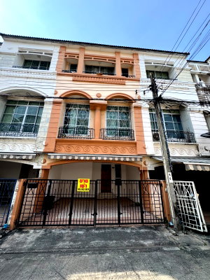 Townhouses for rent : For rent Townhouse Baan Klang Muang Ladprao-Yothin Phatthana Line@757zwvfy