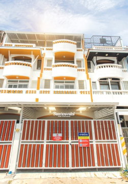 Townhome, 4 floors, 3 bedrooms, 3 bathrooms, Soi Sawanwithi renovated, with a kitchen, near MRT Sutthisan, only 6.8 million baht/booth