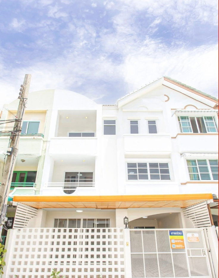 รูป ทาวน์เฮ้าส์ 3 ชั้น 4 ห้องนอน 3 ห้องน้ำ นวลจันทร์ ซ. 30 สไตล์มินิมอล ทำเลดี ใกล้ทางด่วน ใกล้ตลาดปัฐวิกรณ์ ราคาเพียง 3.99 ล้านบาท 🔥#ฟรีโอน 🔥 - รูปที่ 1/25