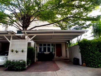 เช่าทาวน์โฮม กรุงเทพมหานคร : LTHC11458–Spacious Townhouse FOR RENT Size 100 sq.w. 400 sqm. 4 beds 4 baths Near BTS Ekkamai ONLY 80K/Month