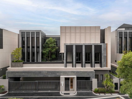 LTH11442–House FOR SALE at Bugaan Pattanakarn Size 102.4 sq.w. 698 sqm. 5 beds 7 baths Near MRT Khlong Tan ONLY 165 MB