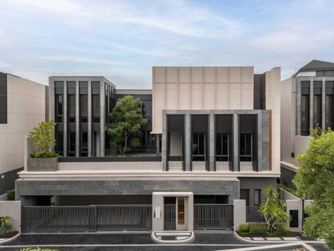 LTH11442–House FOR SALE at Bugaan Pattanakarn Size 102.4 sq.w. 698 sqm. 5 beds 7 baths Near MRT Khlong Tan ONLY 165 MB