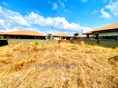Land for sale : Land for Sale Fully Filled Land with Concrete Fence at Ozone Villa, Ban Chang, Rayong. Price: 10,000 THB/sq.w. Only 3 km from Lotus's Superstore.