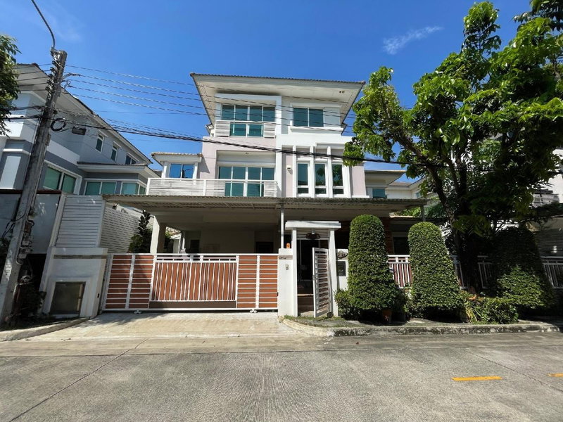 ขายบ้านเดี่ยว : ขายบ้านบางกอก บูเลอวาร์ด รามอินทรา กม.2 สังคมส่วนตัว ทำเลดี สภาพสวย พร้อมเฟอร์นิเจอร์ พร้อมอยู่ ราคาเพียง 13.5 ล้านบาท