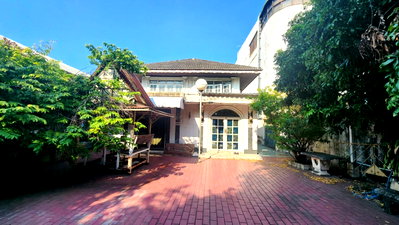 Houses for sale Mahamakut Buddhist University : For sale, detached house, 2 floors, rare location, on Sukhothai Road, Dusit District, 93.51 sq m, 5 bedrooms, 4 bathrooms, high returns