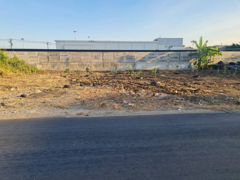 ขายที่ดินถมแล้ว 180 ตรว. (ถ.รามอินทรา 91/2 ปากซอยรถไฟฟ้า, ใกล้ห้างแฟชั่น ) ใกล้มอเตอร์เวย์ รถไฟฟ้า ขายตรว.ละ 70,000 บาท โทร 093-9594717
