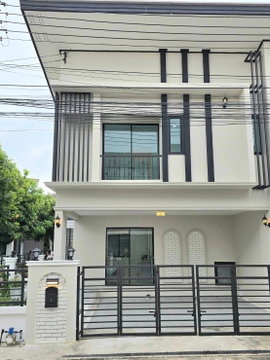 Townhouse Baan Fah Piyarom was later built on a corner.