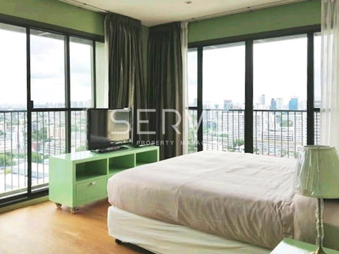  2 Beds with Bathtub on High Fl. in Thonglor area Good Location Shuttle bus to BTS Thong Lo at Noble Solo Condo / For Sale