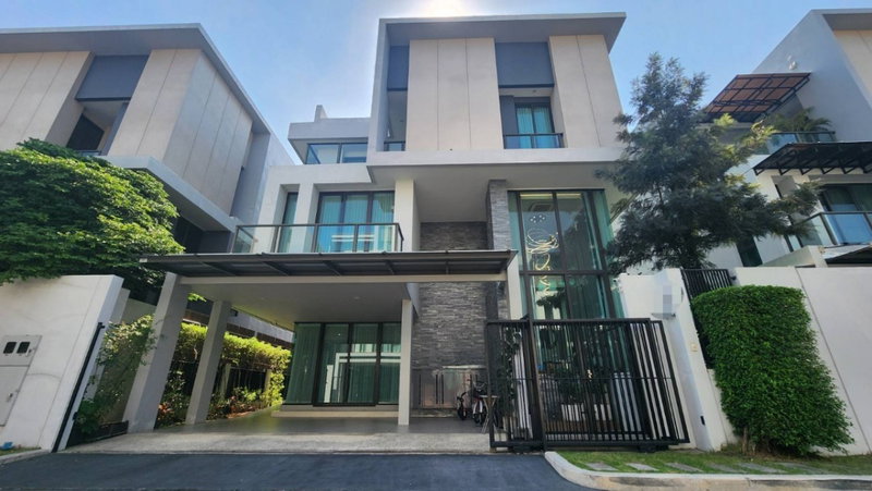ขายบ้านเดี่ยว : บ้านเดี่ยวหรู 3 ชั้น สไตล์ Super Luxury Villa โครงการบ้านกลางเมือง คลาสเซ่ เอกมัย-รามอินทรา