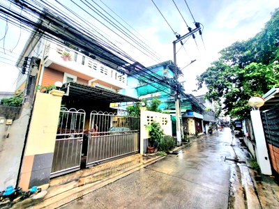Houses for sale Charoen Krung Road : LTHC11553 – HOUSE FOR SALE Size 34.6 sq.w. 240 sqm. 5 beds 2 baths Near BTS Surasak Station ONLY 17.5 MB