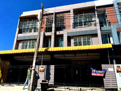 Townhouses for sale : For sale: The Plant City Sathorn, Kanlapaphruek 28/9 Soi 1. In front of the project, 3-storey townhouse, 3 bedrooms, on the main road, ready to move