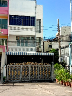 ทาวน์โฮม เขตบางคอแหลม : ตรงข้ามเอเชียทีค ทาวน์เฮ้าส์ 3 ชั้นครึ่ง  ห่างจากถนนเจริญกรุงเพียง60เมตร ราคาขายเพียง 12.5 ล้านบาท