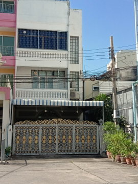 ตรงข้ามเอเชียทีค ทาวน์เฮ้าส์ 3 ชั้นครึ่ง  ห่างจากถนนเจริญกรุงเพียง60เมตร ราคาขายเพียง 12.5 ล้านบาท