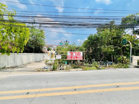 Land for sale, next to a clear canal, good location in Bangkok