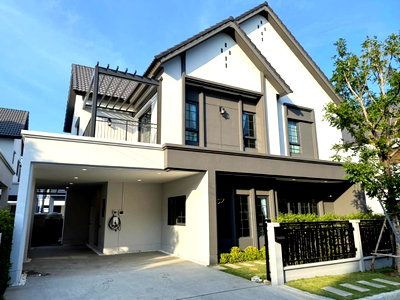 บ้านเดี่ยวให้เช่า : บ้านเซนโทร บางนา Centro Bangna แปลงที่ดินเยอะ 130,000 บาท / เดือน