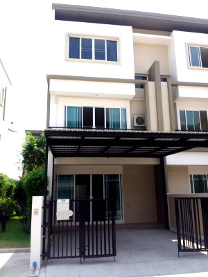 ทาวน์โฮม วิทยาลัยพณิชยการบางนา : หลังมุม ขายทาวน์เฮ้าส์  Lumpini Town Place Sukhumvit 62 ลุมพินี ทาวน์ เพลส สุขุมวิท 62   3 ชั้น