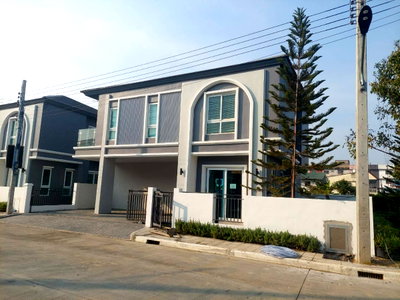 ขายบ้านเดี่ยว : Grand Verona  Ramkhamhaeng-Romklao บ้านเดี่ยวติดถนน  แปลงสวย ใกล้คลับเฮ้าส์ 4  Bedroom จอดรถ 3 คัน ราคา  8.29 ลบ.*