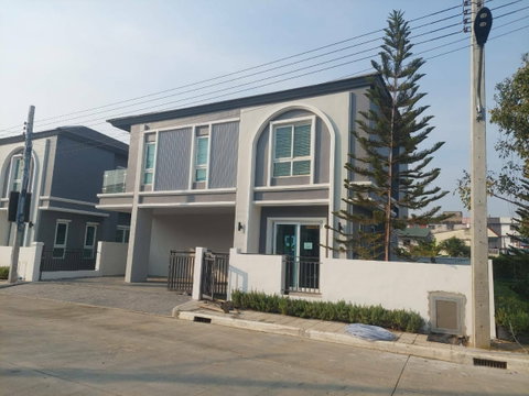Grand Verona Ramkhamhaeng-Romklao บ้านเดี่ยวติดถนน แปลงสวย ใกล้คลับเฮ้าส์ 4 Bedroom จอดรถ 3 คัน ราคา 8.29 ลบ.*