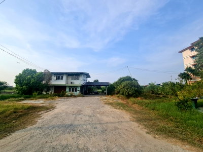 ขายที่ดิน : ขายที่ดิน 1-0-10 ไร่ พร้อมบ้านเดี่ยว 2 ชั้น ซ.ฉลองกรุง 15 เขตลาดกระบัง กรุงเทพฯ ใกล้ สถาบันพระจอมเกล้าเจ้าคุณทหารลาดกระบัง ใกล้สนามบินสุวรรณภูมิ  