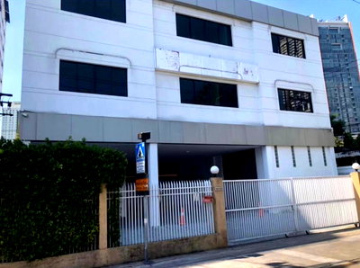 เช่าอาคารพาณิชย์ วัน แบงค็อก   : LTHC11747– Commercial for Rent in Sukhumvit 26 Size 92 Sqw. 615 Sqm. 3 rooms 3 baths Near BTS Phrom Phong Station ONLY 250K/Month