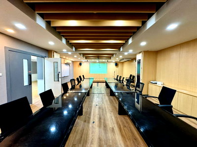 Office for rent : Office space for rent, Shinroj Building, 5th floor, area 300 sq m., fully furnished* Rental price 75,000 baht* /month (250 baht per sq m.)