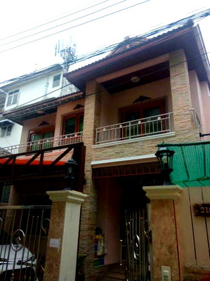 Houses for sale Charoen Krung Road : LTH11794 - House FOR SALE in Soi 83 Charoen Krung Size 168 sqm. 42 sqw. 4 beds 3 baths Near MRT Saphan Taksin ONLY 20 MB