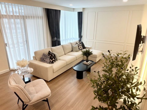 Condo for rent : Grand Langsuan (Rt-01)