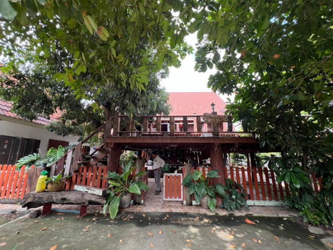ขายที่ดินพร้อมสิ่งปลูกสร้าง (บ้านทรงไทยประยุกต์ 2 ชั้น) บนที่ดินเนื้อที่ 1 ไร่ ถนนเขาไผ่-วัดโขด ต.ทับมา อ.เมืองระยอง จ.ระยอง